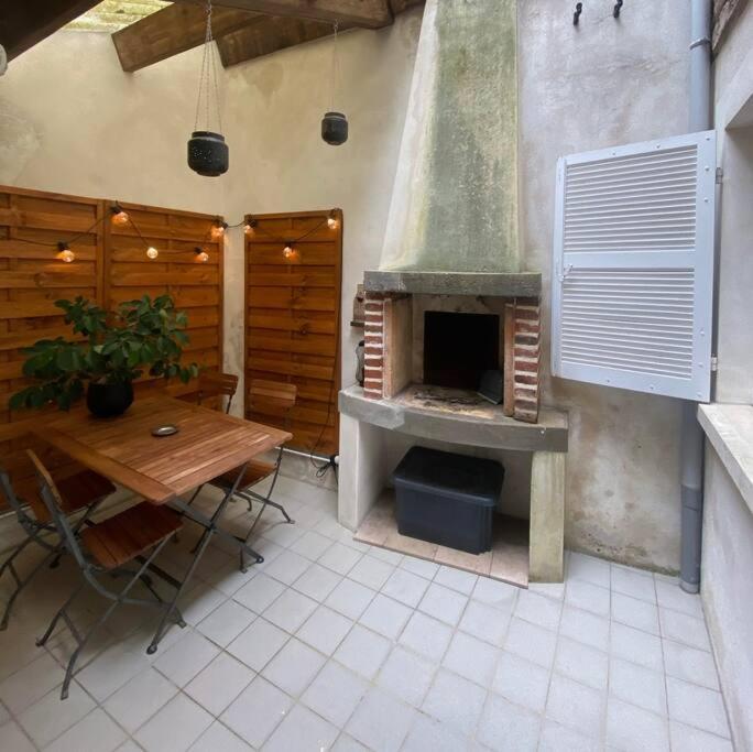 Appartement Charmant Hypercentre Avec Patio Prive Et Parking Orléans Exterior foto